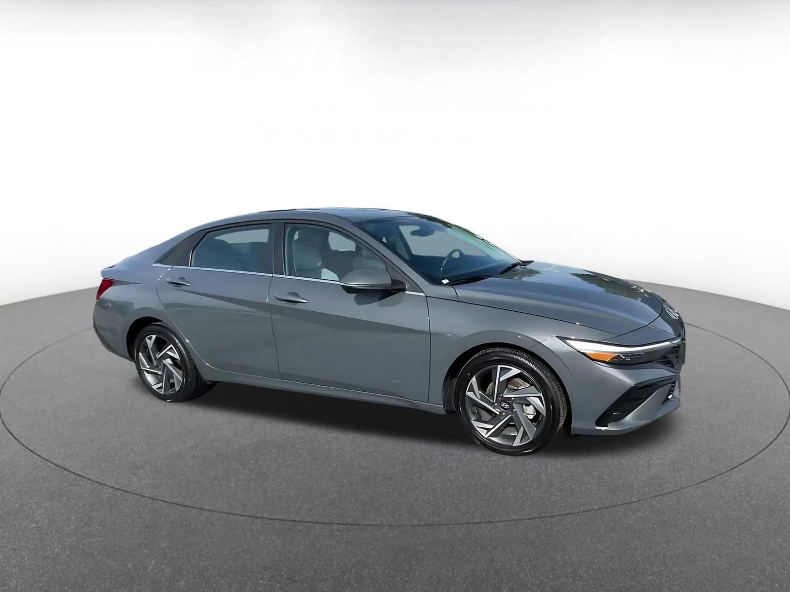 Used 2025 Hyundai Elantra Limited image 2