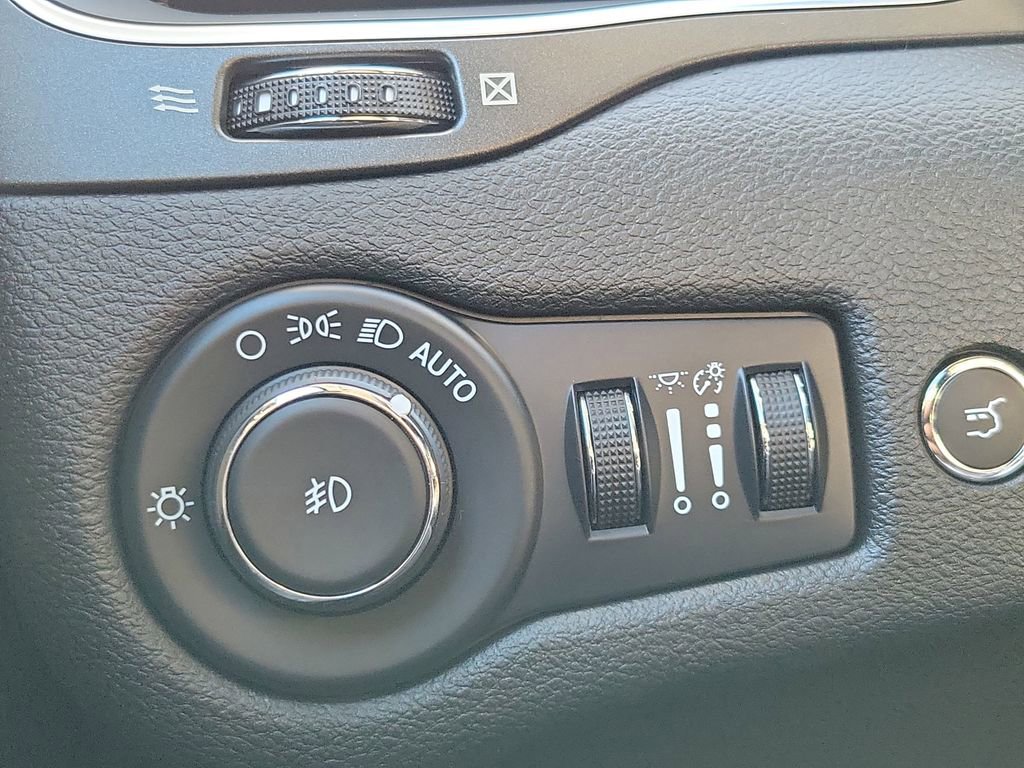 Used 2022 Jeep Cherokee Trailhawk w/ Technology Group B image 17