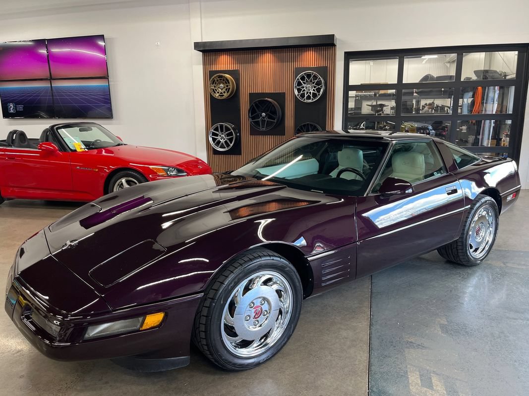 Used 1993 Chevrolet Corvette Coupe RWD image 3