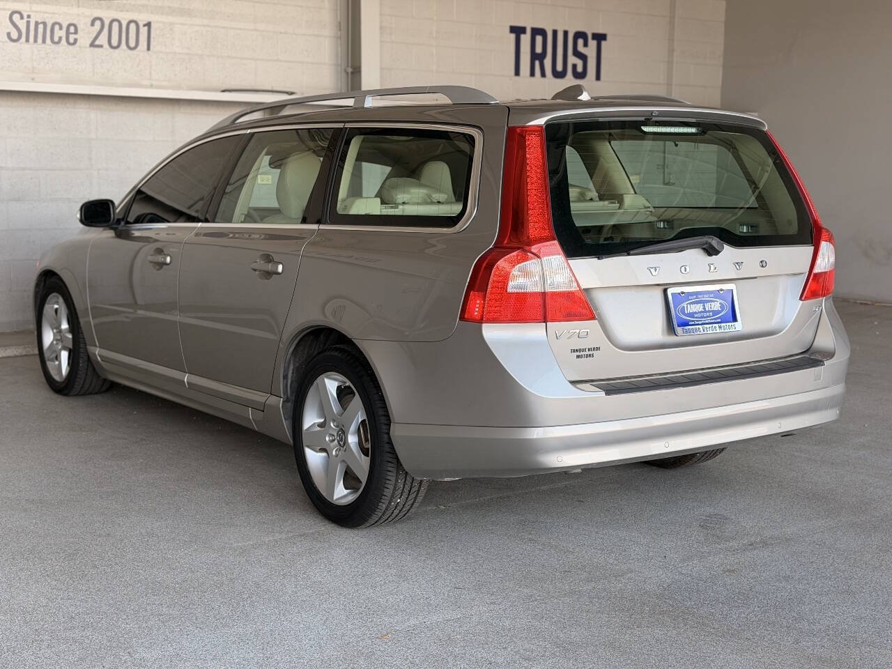 Used 2010 Volvo V70 FWD image 6