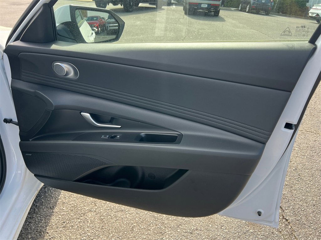 Used 2025 Hyundai Elantra Limited image 14