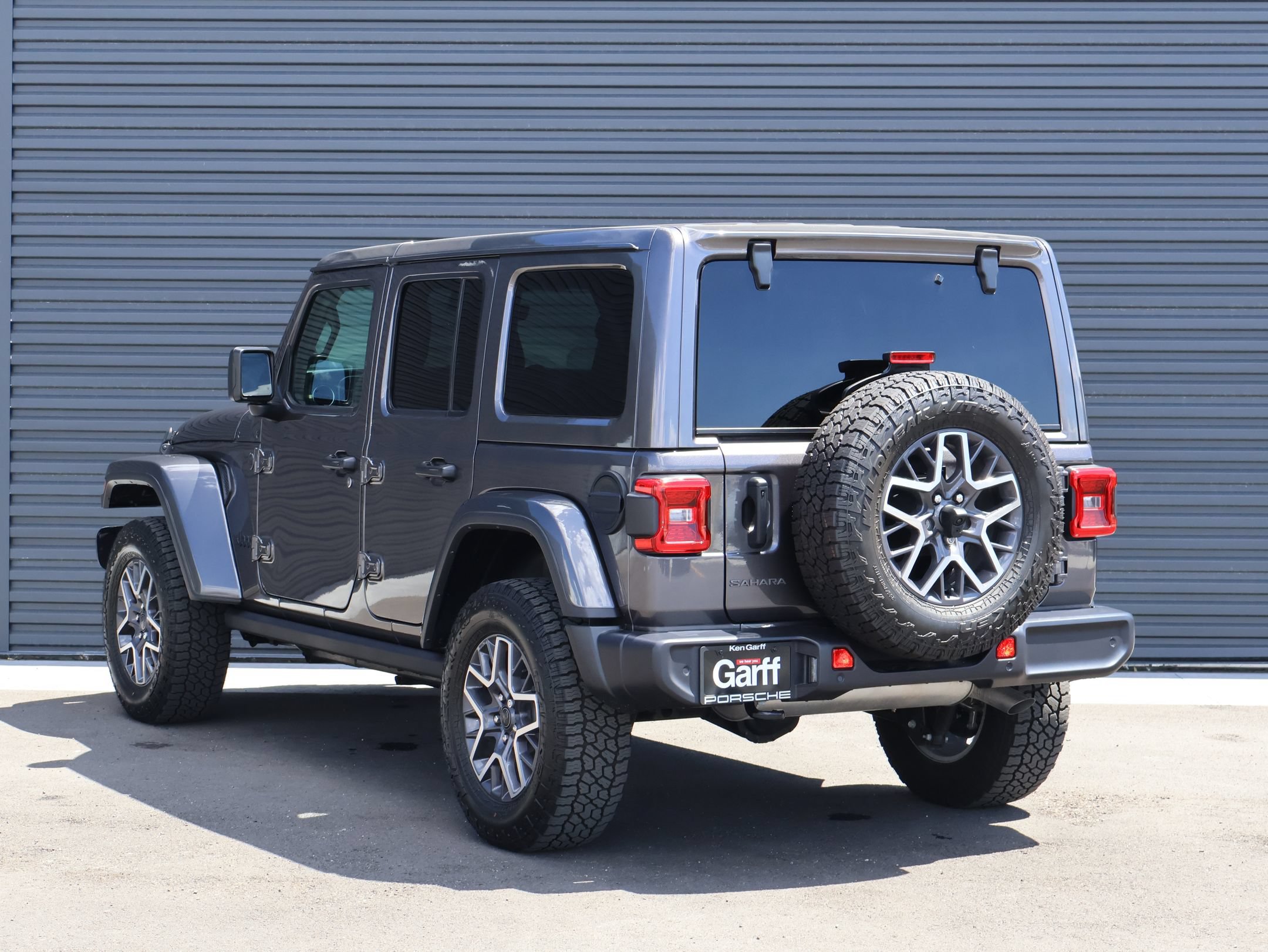 Used 2025 Jeep Wrangler Unlimited Sahara AWD/4WD image 7
