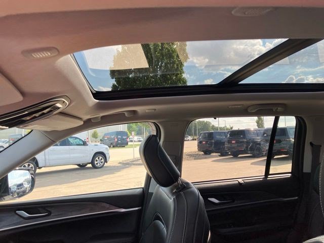Certified 2023 Jeep Grand Cherokee Limited w/ Luxury Tech Group II AWD/4WD image 13