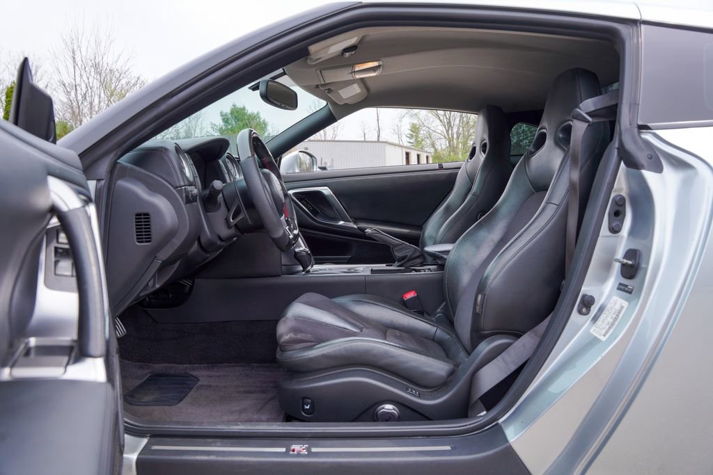 Used 2010 Nissan GT-R Premium image 17