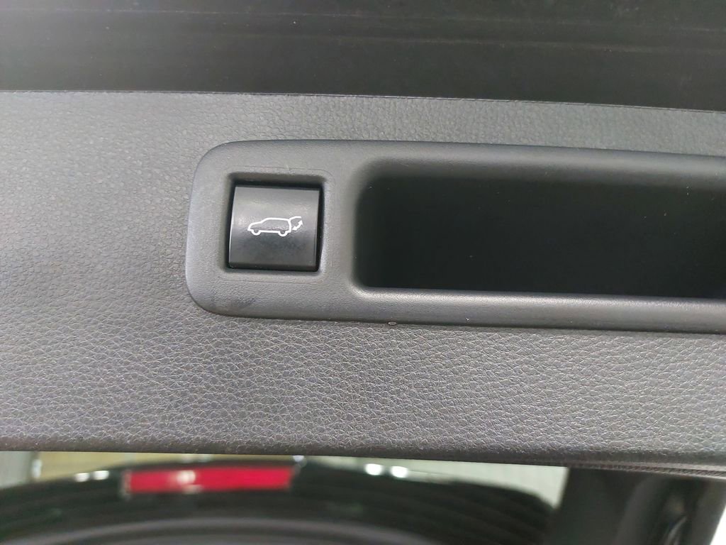 Used 2023 Toyota Highlander LE AWD/4WD image 14