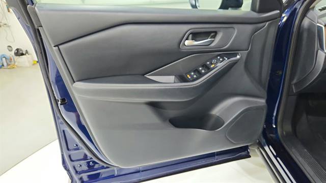 Certified 2025 Nissan Rogue SV image 18