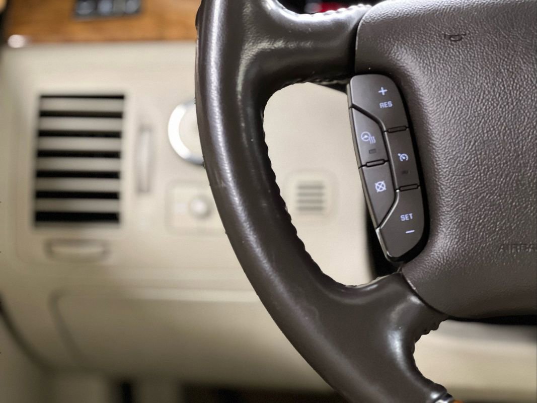 Used 2011 Cadillac DTS Platinum image 29