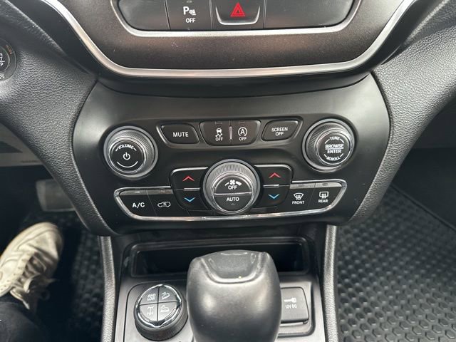 Used 2020 Jeep Cherokee Trailhawk image 32