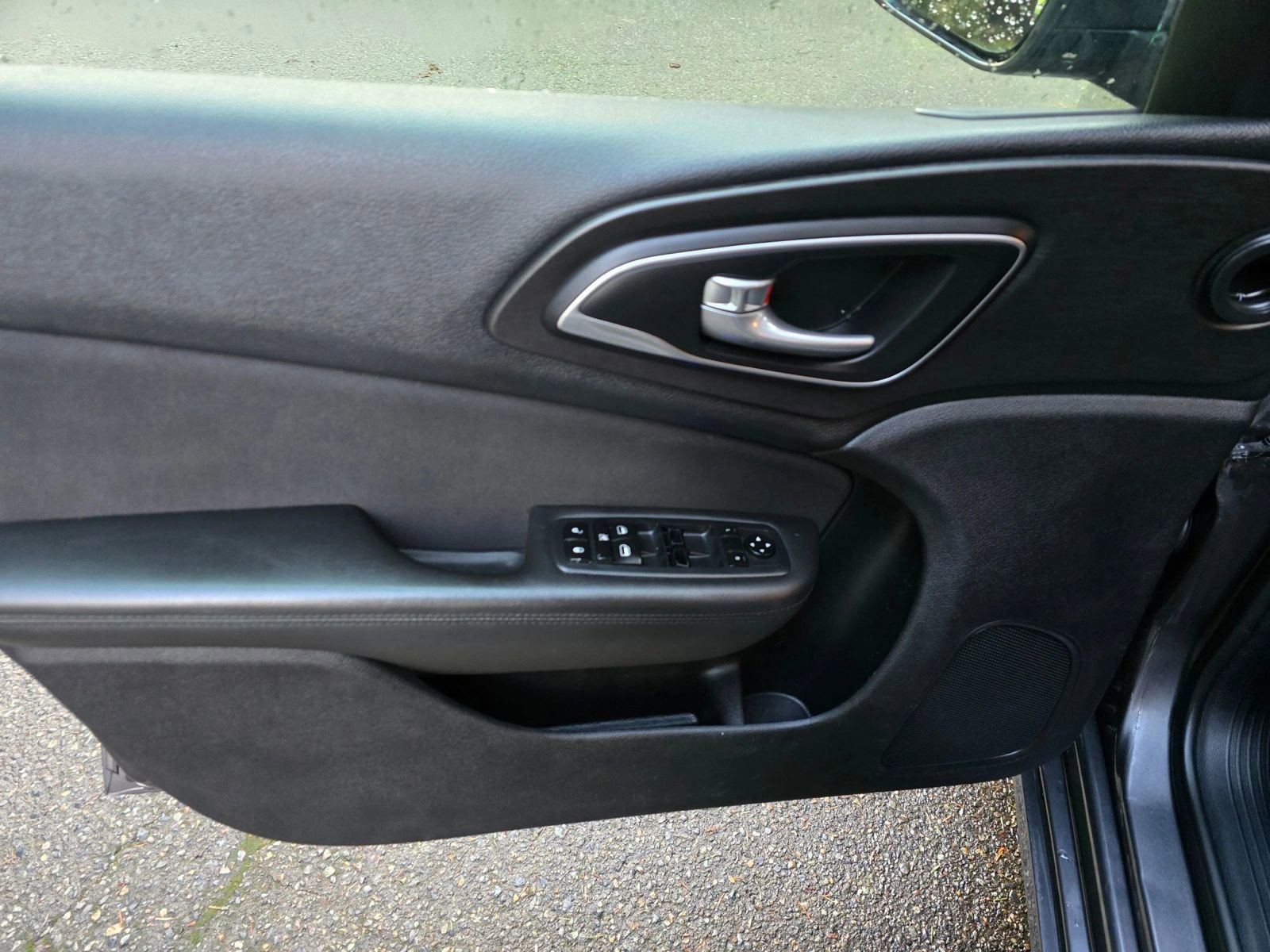 Used 2016 Chrysler 200 Limited w/ Convenience Group image 20