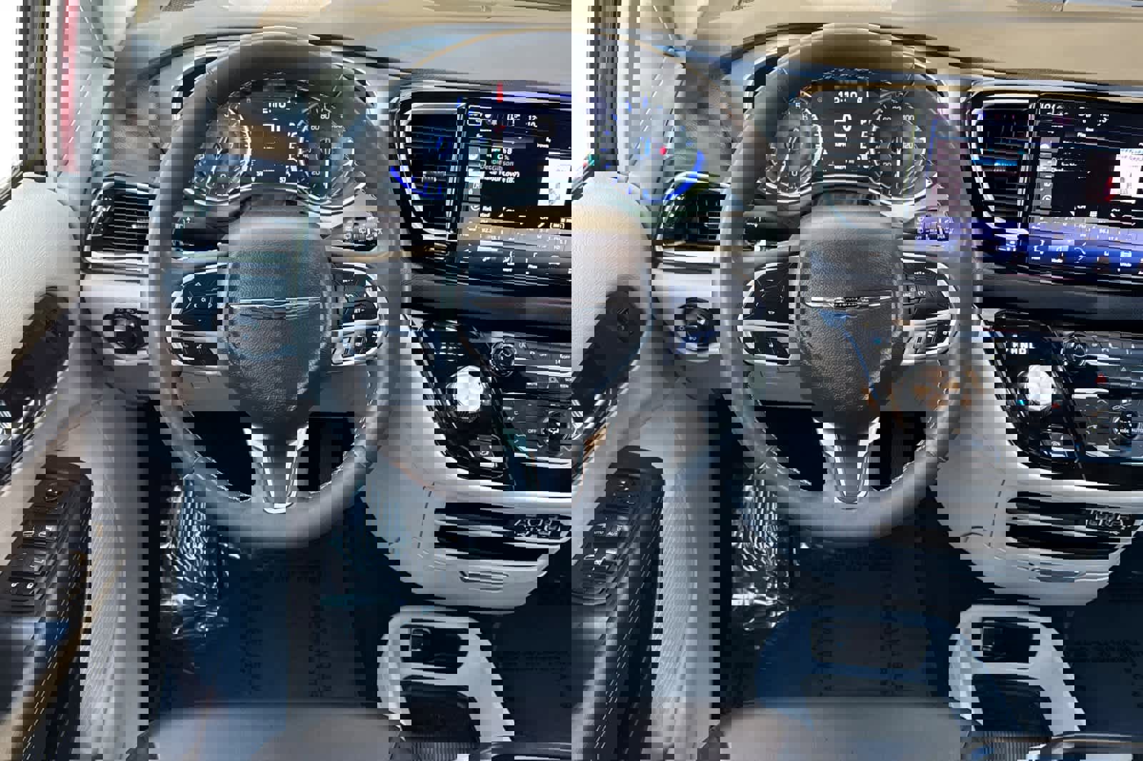 Used 2023 Chrysler Pacifica Touring-L image 15