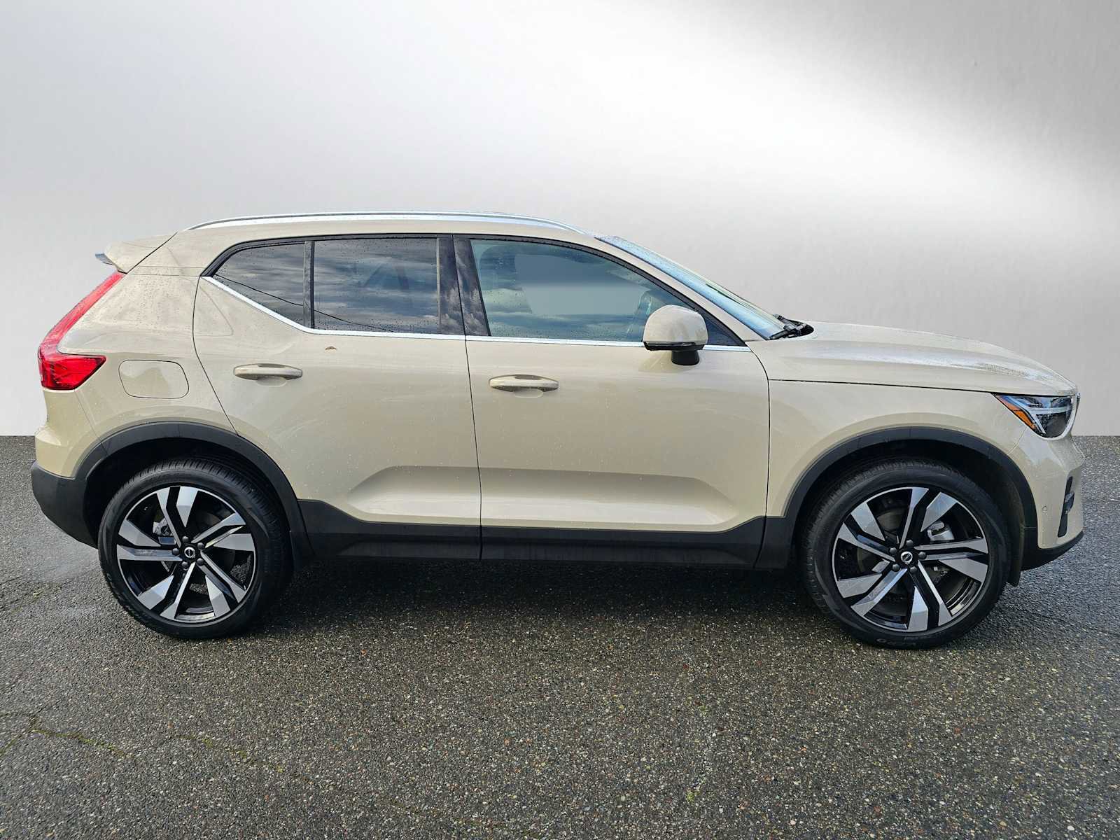 Certified 2025 Volvo XC40 B5 Plus w/ Climate Package image 2