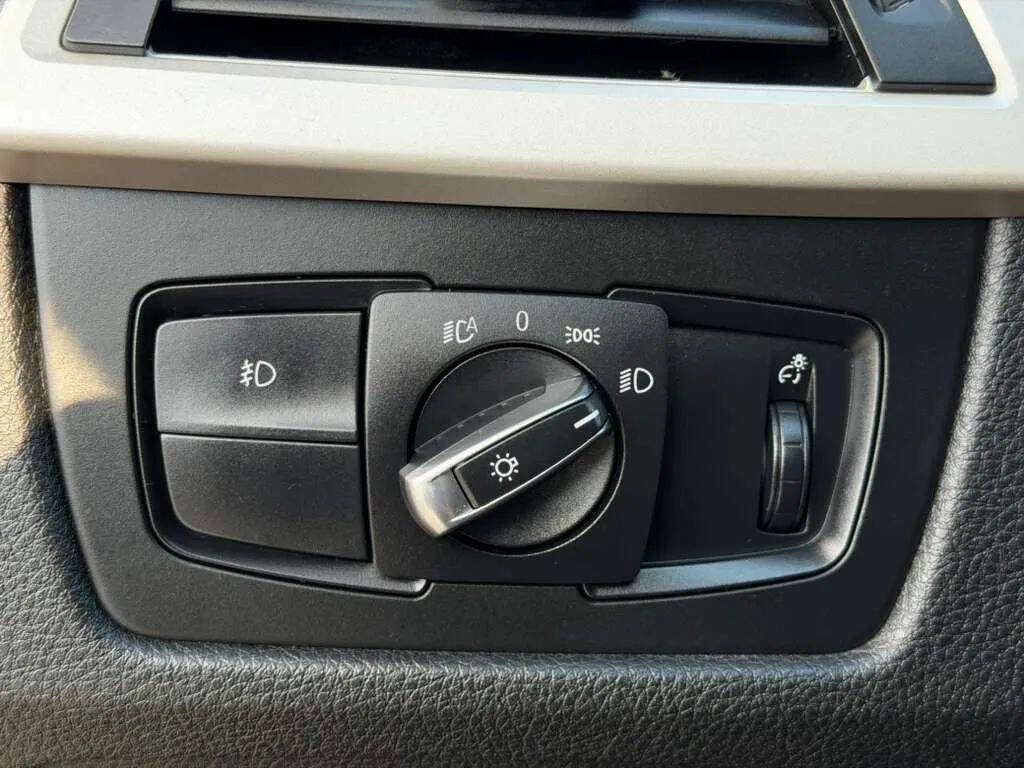 Used 2015 BMW 320i Sedan image 17