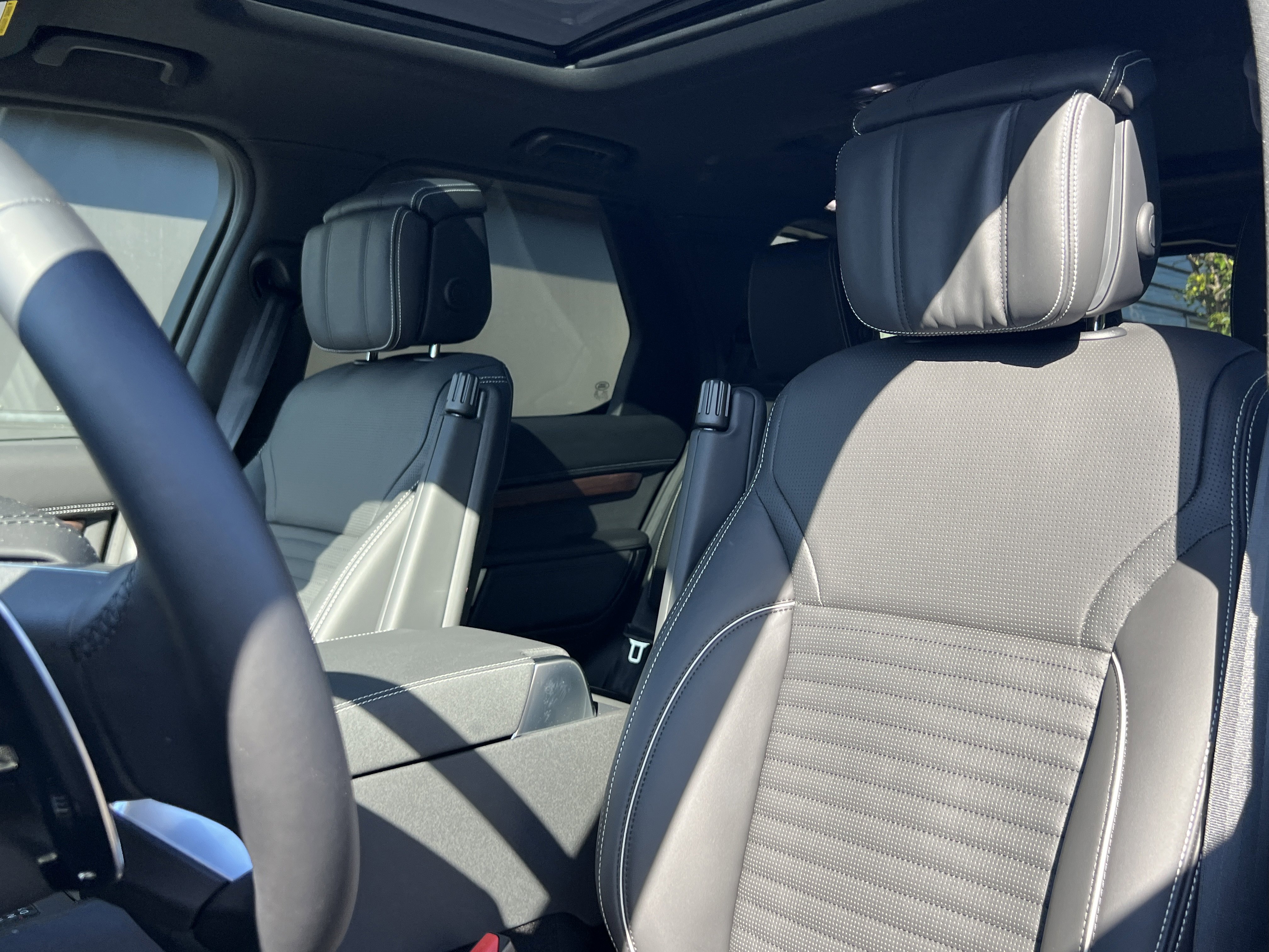 New 2024 Land Rover Discovery Dynamic SE image 21