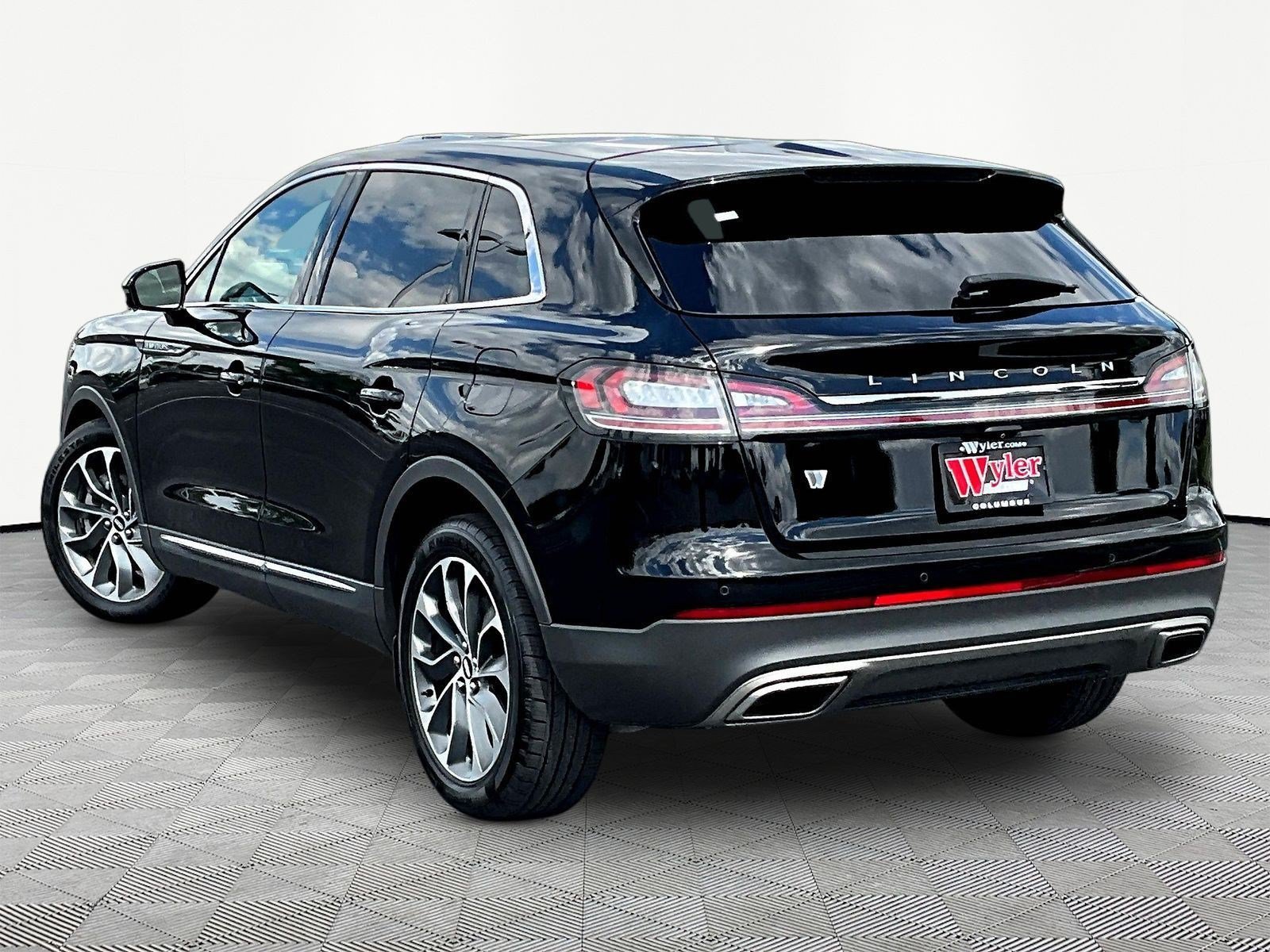 Used 2023 Lincoln Nautilus Reserve AWD/4WD image 4