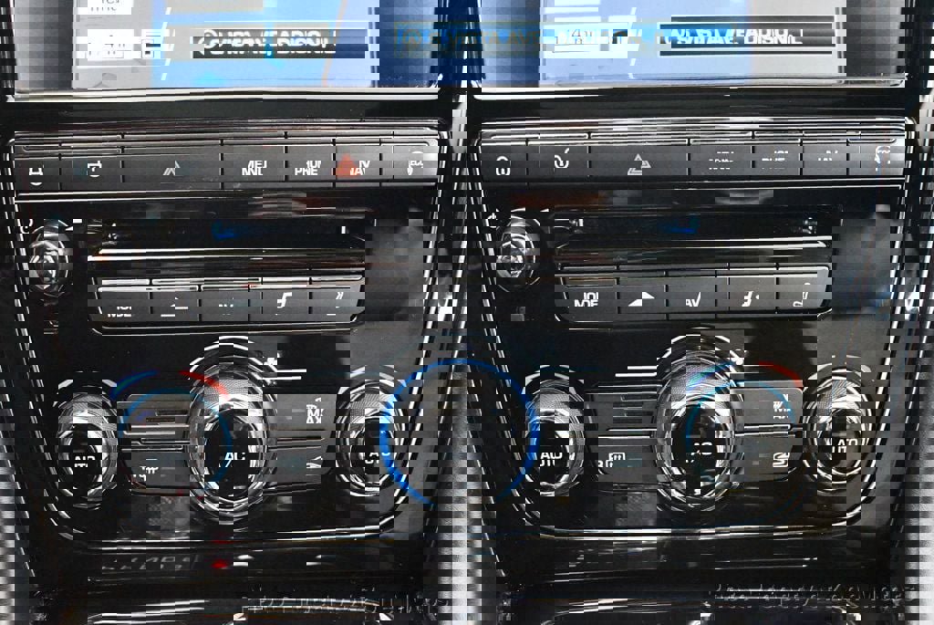 Used 2015 Jaguar XJ image 42