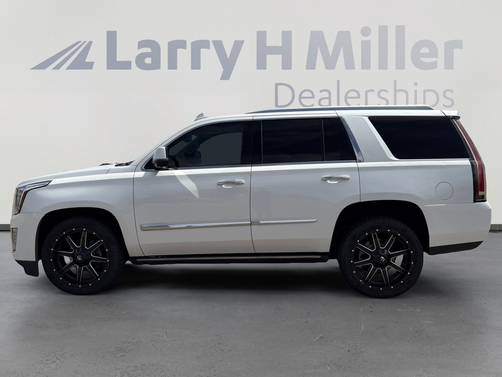 Used 2016 Cadillac Escalade Platinum AWD/4WD image 3