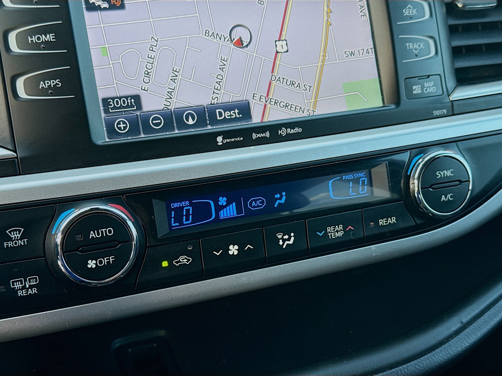 Used 2018 Toyota Highlander SE image 15