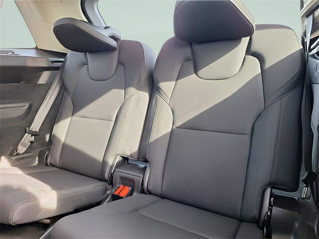 Used 2025 Volvo XC90 B6 Plus image 12