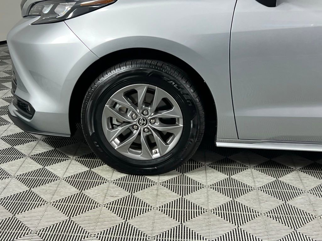 Used 2025 Toyota Sienna XLE image 15