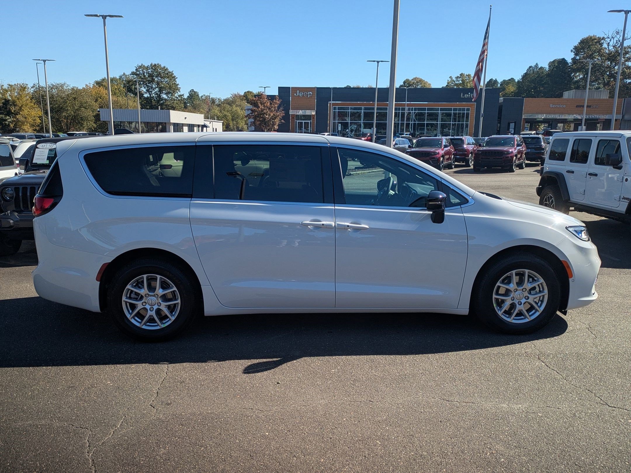New 2026 Chrysler Pacifica Select image 4