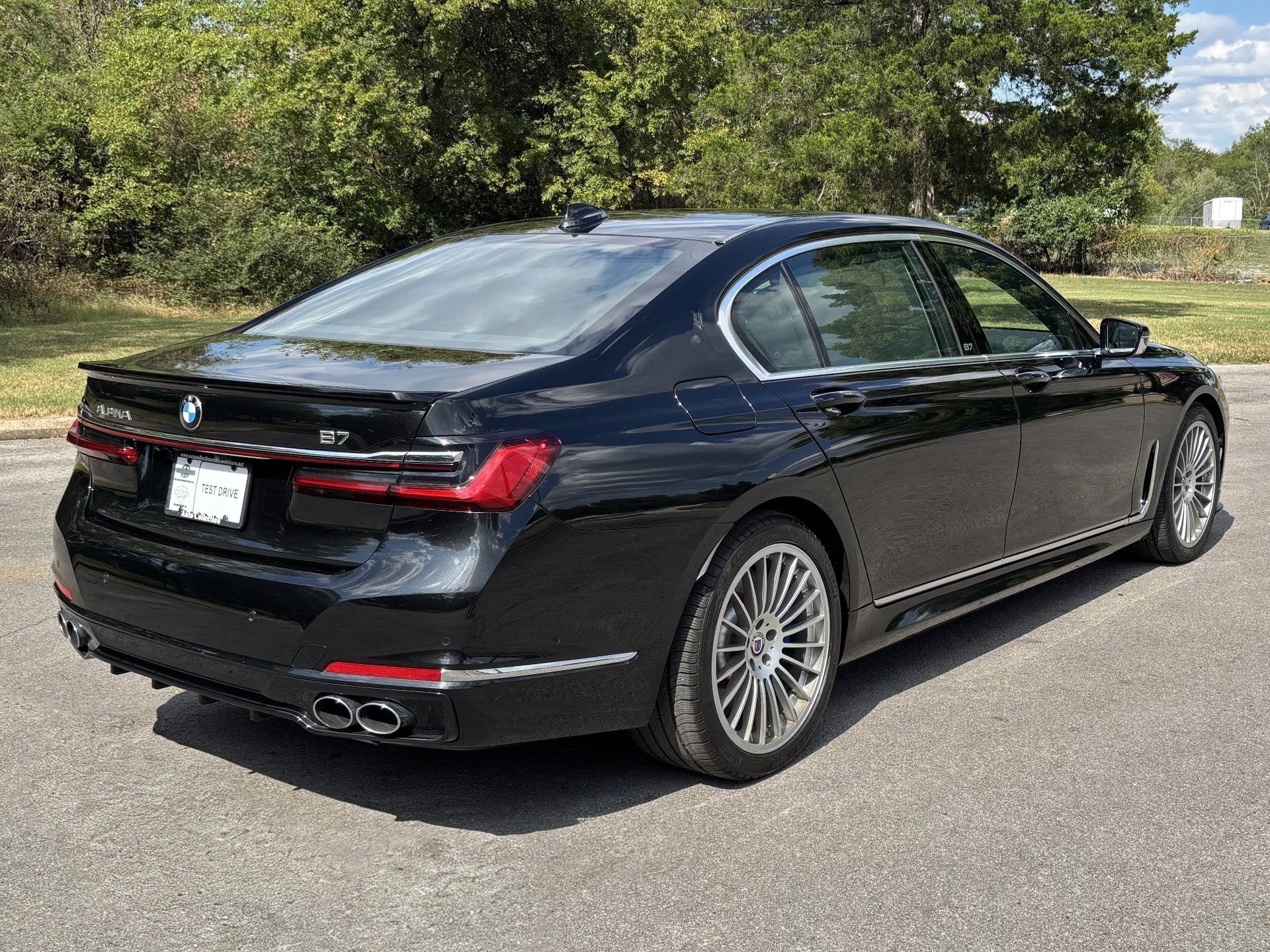 Used 2022 BMW ALPINA B7 xDrive w/ Luxury Rear Seating Package AWD/4WD image 3