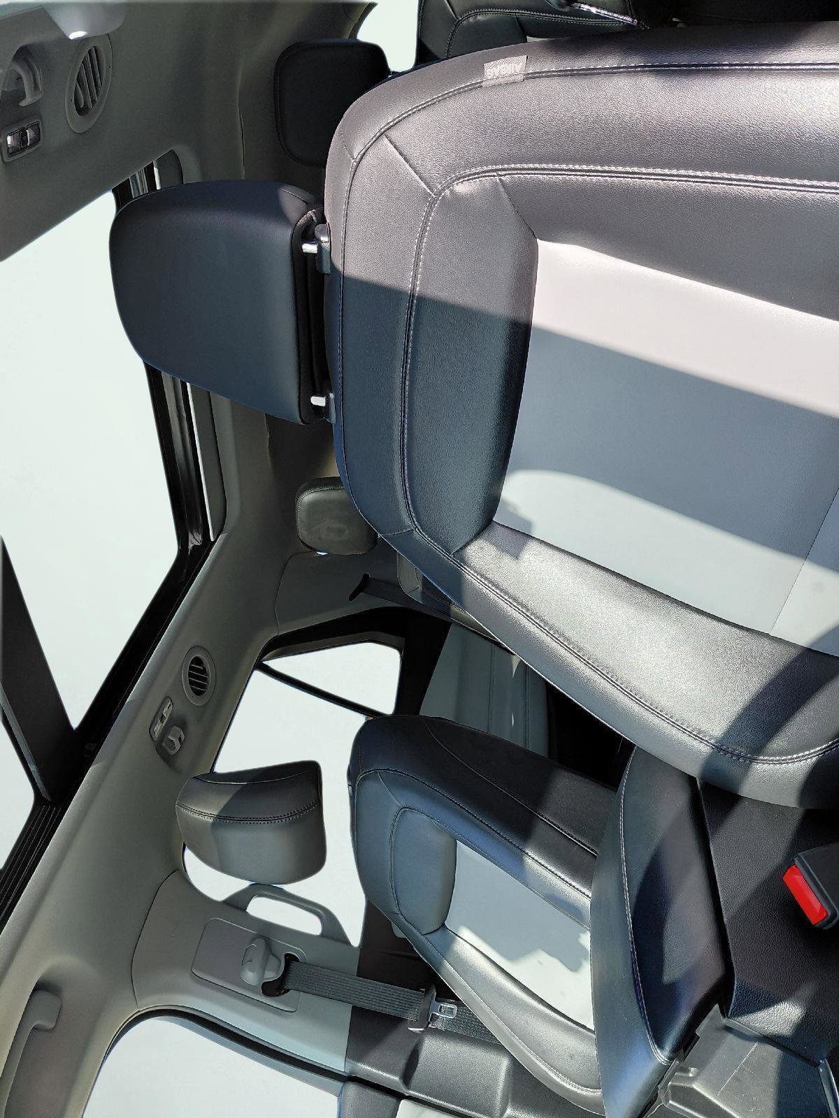 Used 2022 Ford Explorer XLT w/ Equipment Group 202A image 9