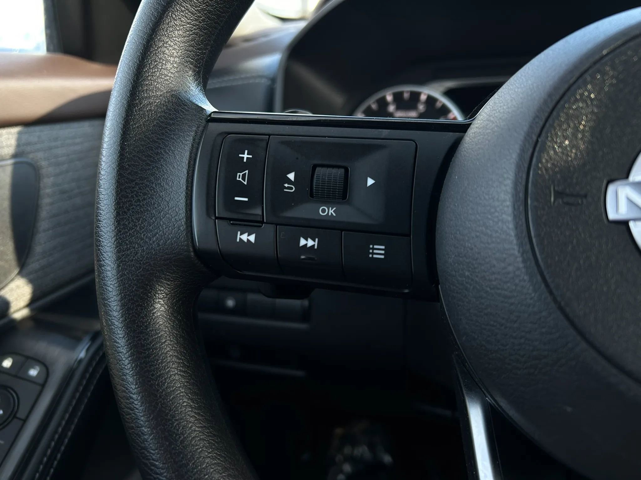 Used 2023 Nissan Rogue SV image 11