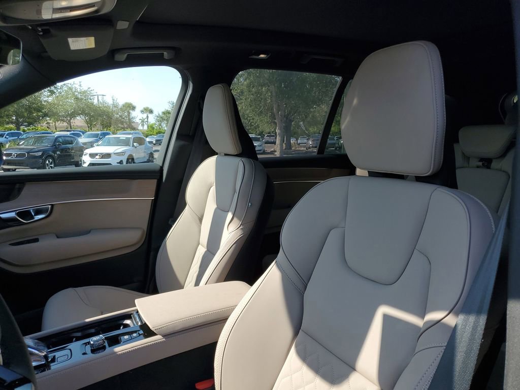 New 2025 Volvo XC90 B5 Plus w/ Protection Package Premier image 9
