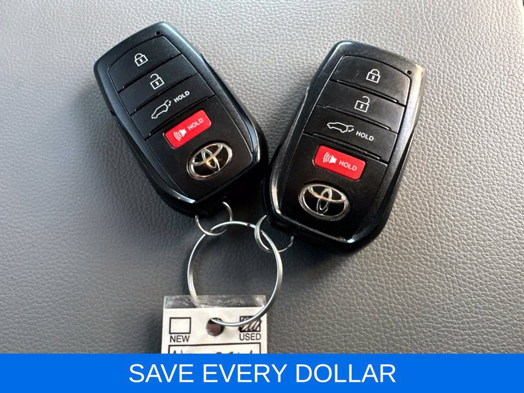 Used 2024 Toyota Highlander XLE FWD image 21