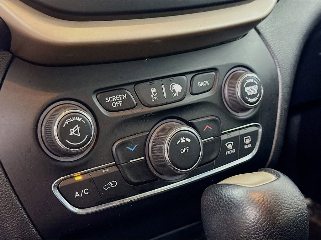 Used 2015 Jeep Cherokee Latitude image 26