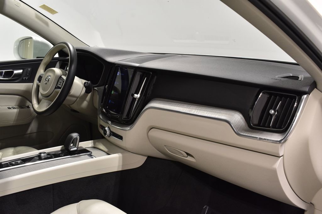 Used 2023 Volvo XC60 B5 Plus image 32