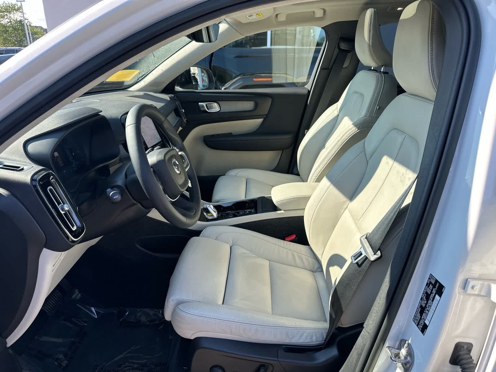 Used 2023 Volvo XC40 B5 Plus w/ Driver Assist Package AWD/4WD image 8