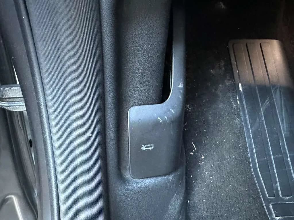 Used 2017 Land Rover Discovery HSE AWD/4WD image 19