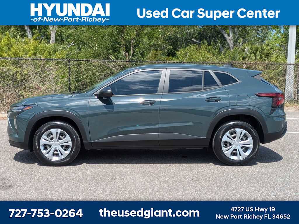 Used 2025 Chevrolet Trax LS FWD image 2