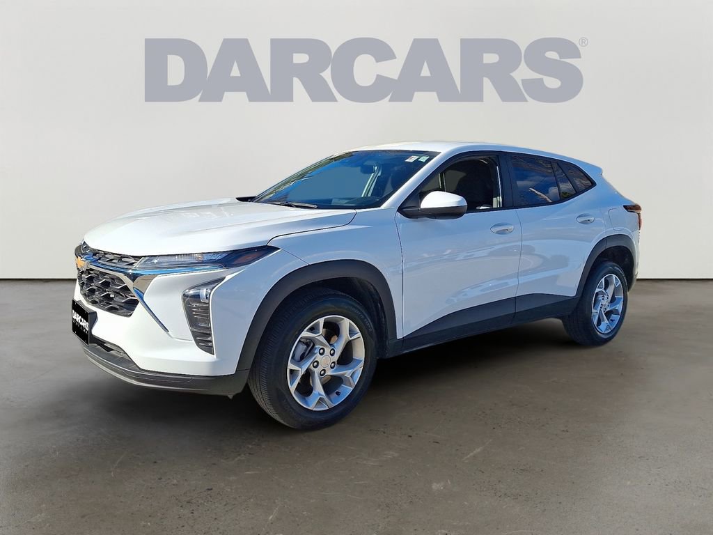 Used 2025 Chevrolet Trax LS w/ LS Convenience Package image 3