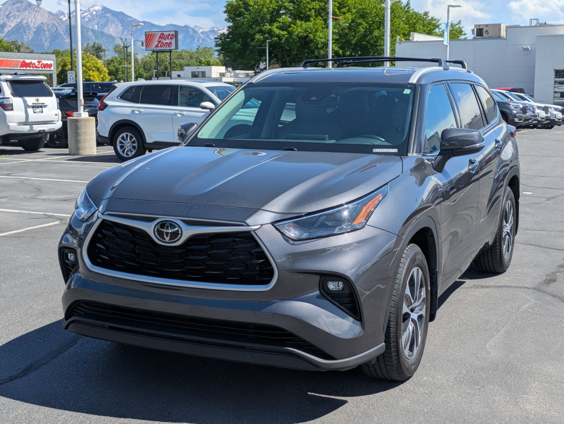 Used 2022 Toyota Highlander XLE AWD/4WD image 10