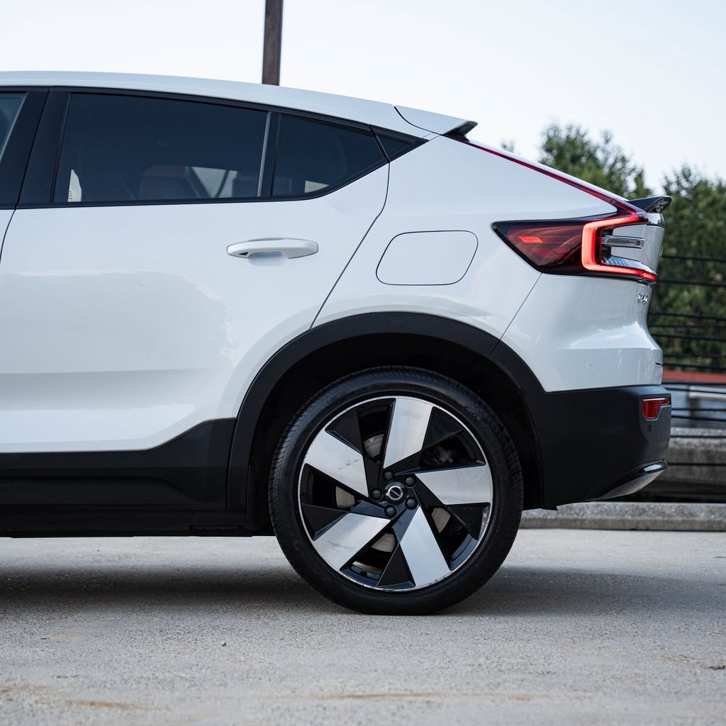 Certified 2023 Volvo C40 P8 Recharge Plus w/ Climate Package AWD/4WD image 4