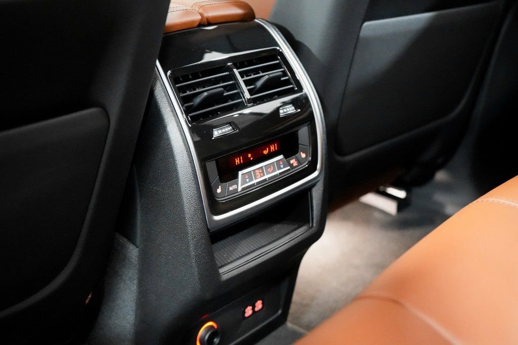 Used 2025 BMW X5 M60i image 30