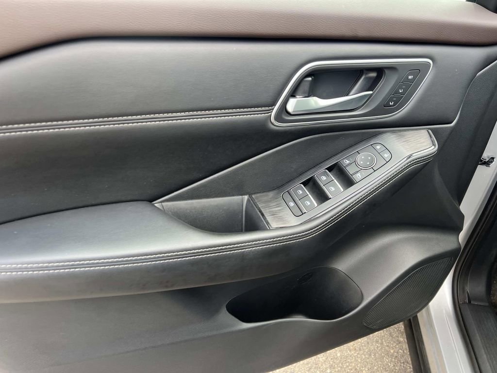 Used 2021 Nissan Rogue SL image 12