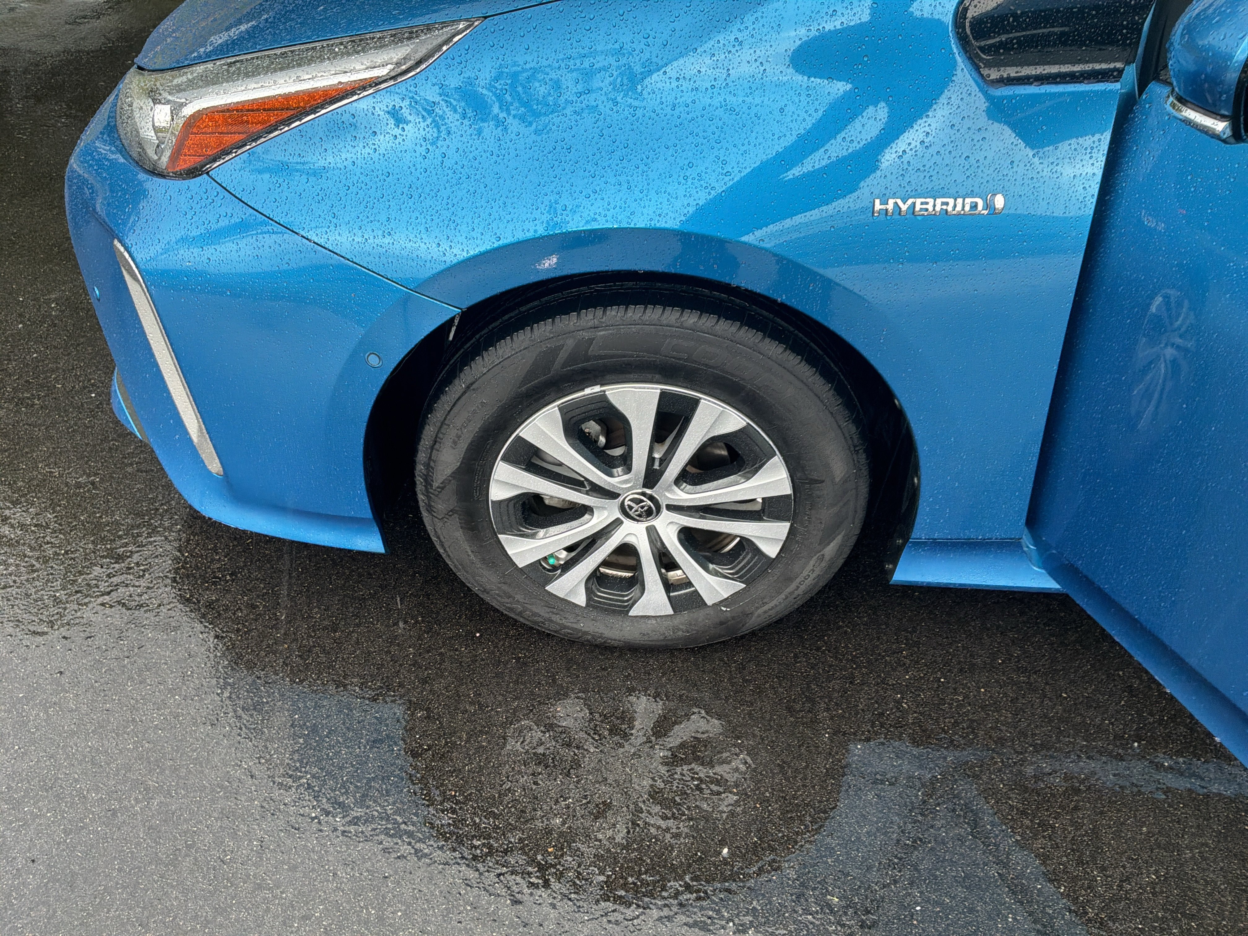Used 2020 Toyota Prius LE AWD/4WD image 13