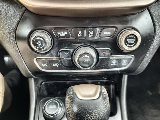 Used 2017 Jeep Cherokee Latitude w/ Cold Weather Group AWD/4WD image 17
