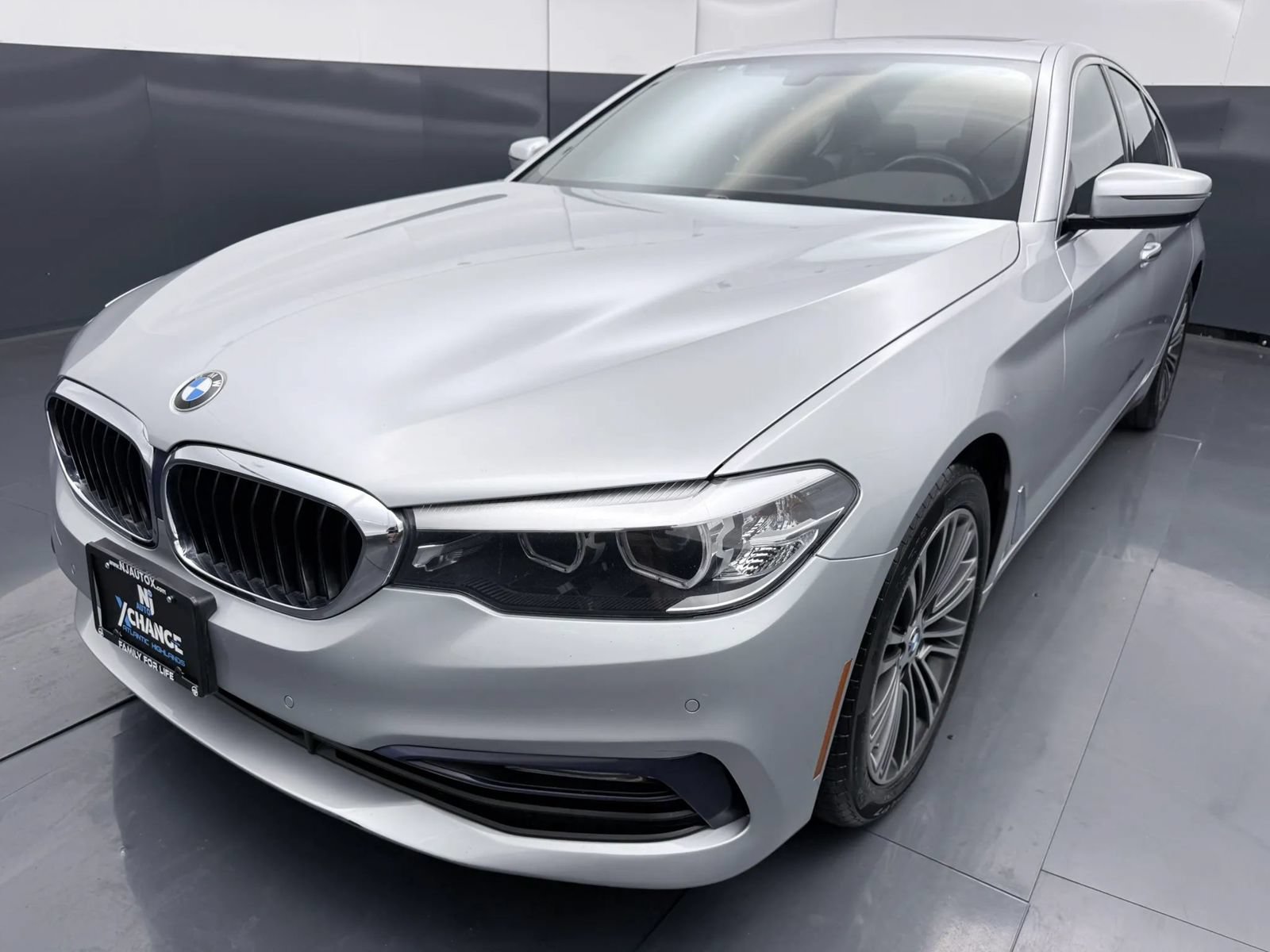 Used 2018 BMW 530i xDrive w/ Premium Package AWD/4WD image 4