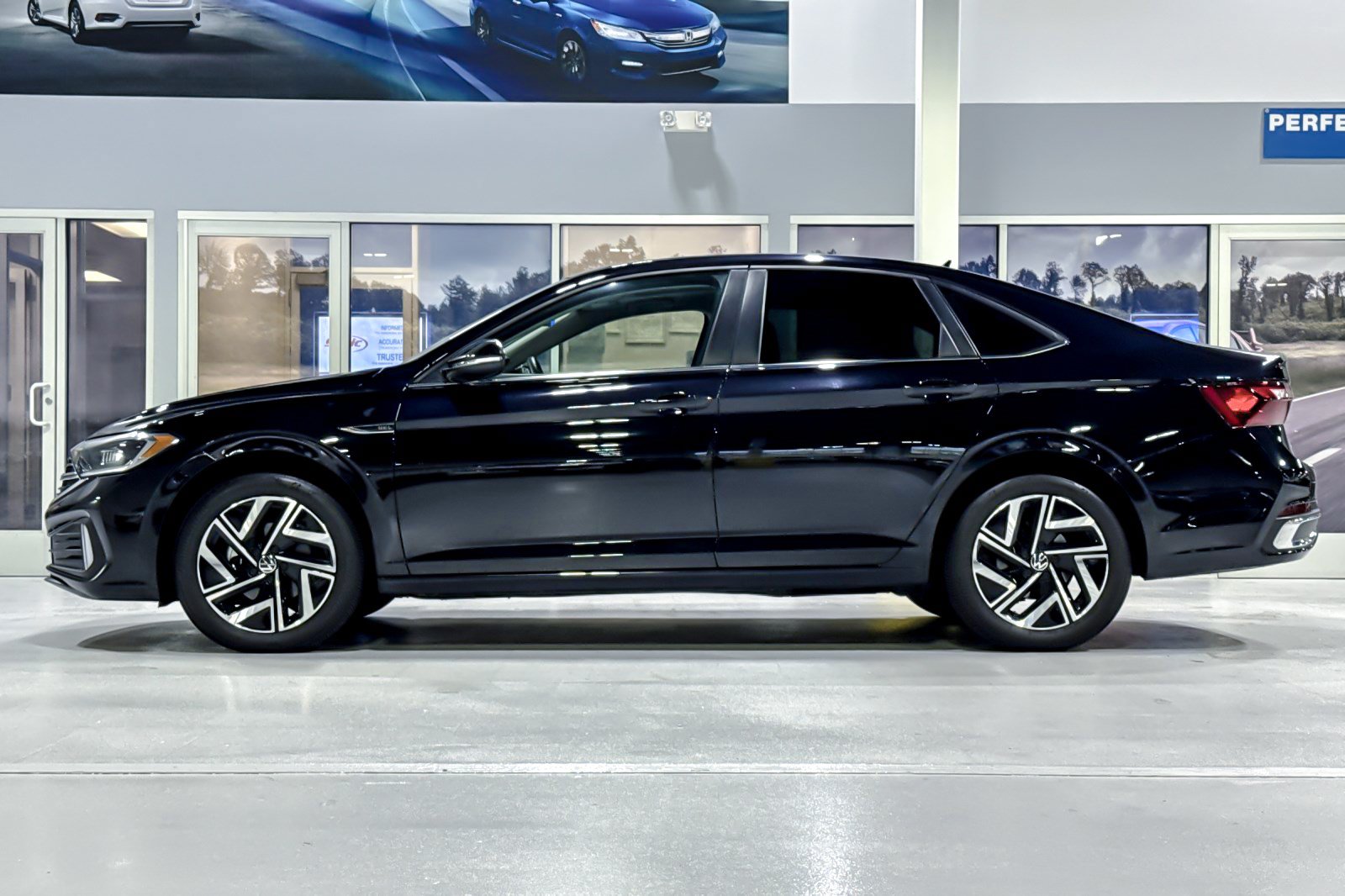 Used 2023 Volkswagen Jetta SEL FWD image 2