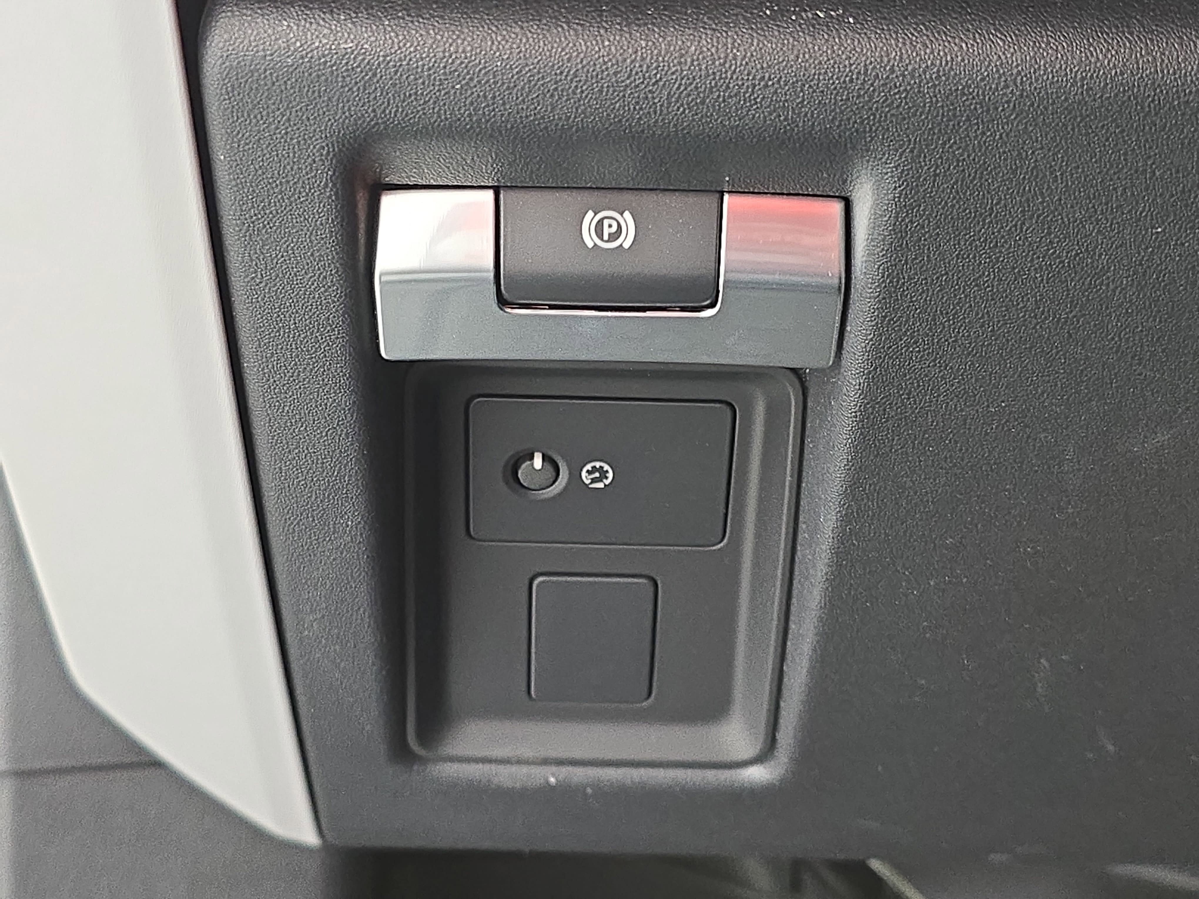 Certified 2025 Land Rover Defender 90 X-Dynamic SE AWD/4WD image 25