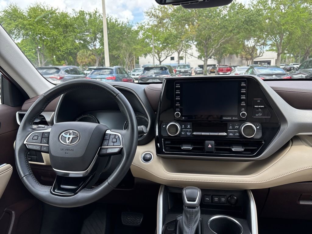 Used 2020 Toyota Highlander XLE FWD image 23