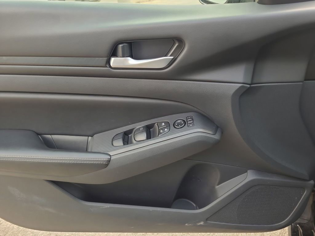 Used 2025 Nissan Altima 2.5 SV FWD image 23