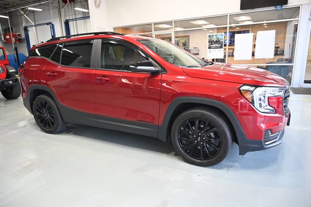 Used 2024 GMC Terrain SLE w/ Driver Convenience Package FWD image 4