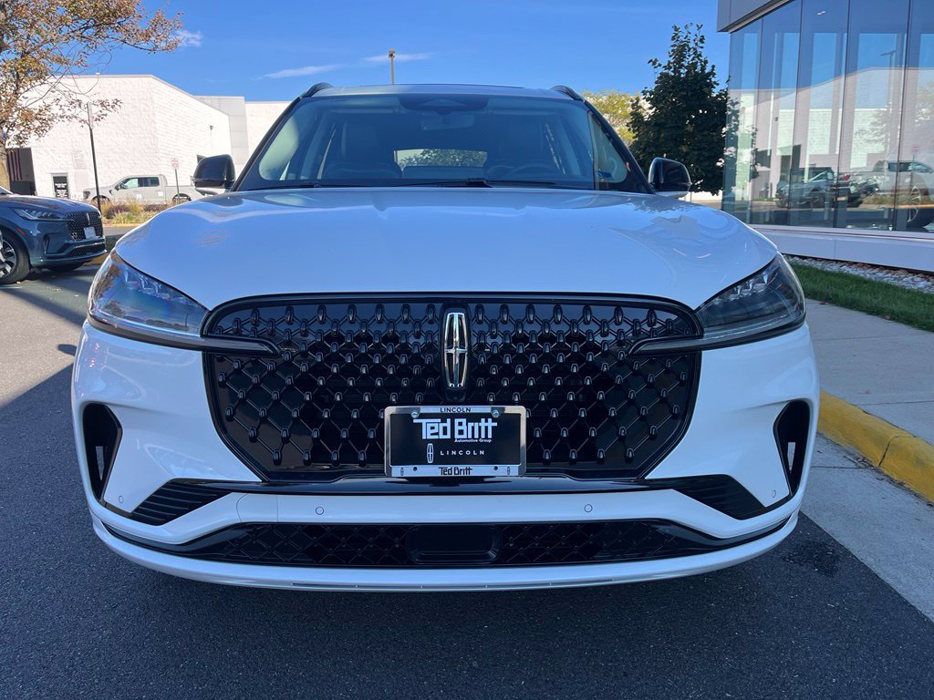 Used 2026 Lincoln Aviator AWD image 2