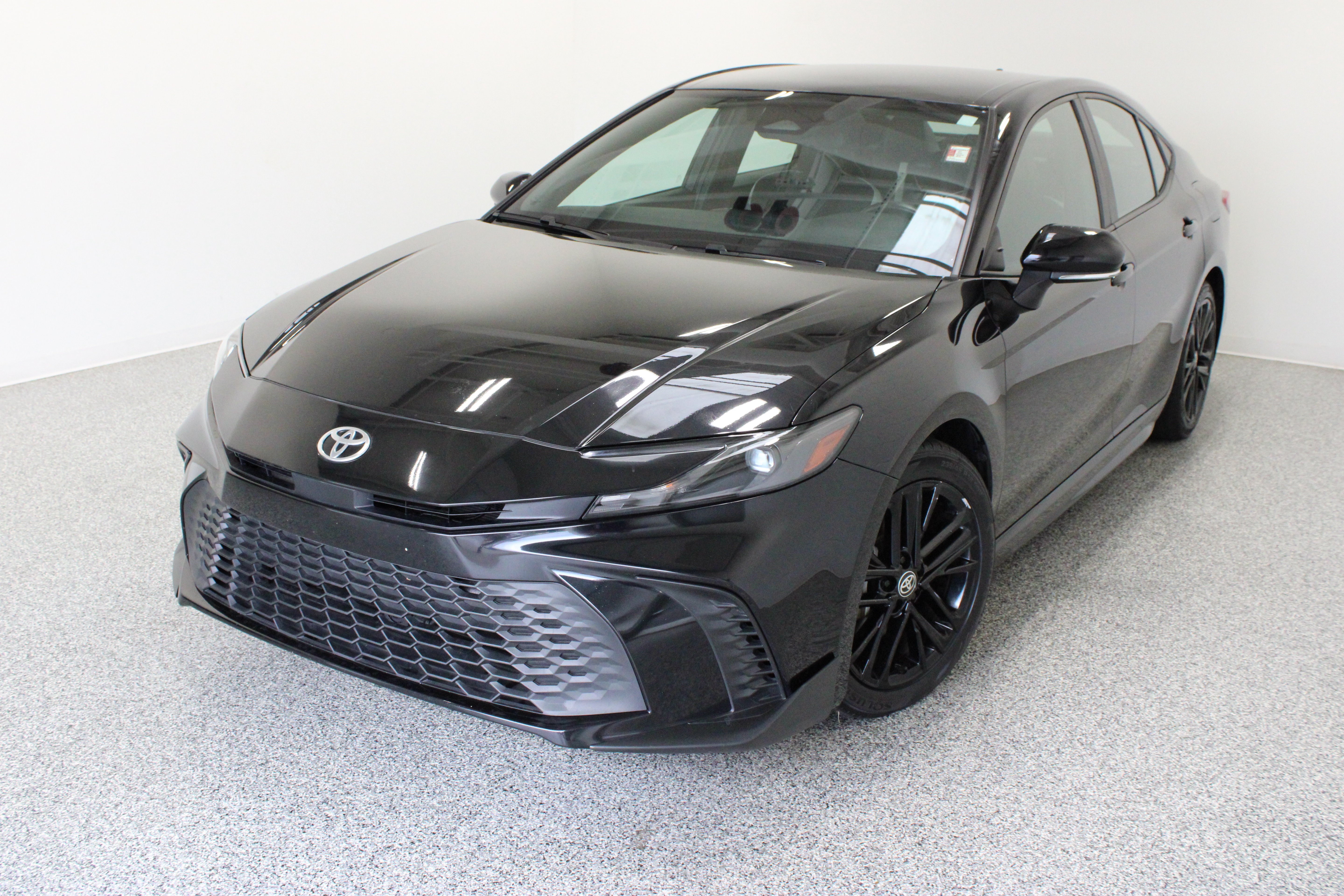 Used 2025 Toyota Camry SE FWD image 2