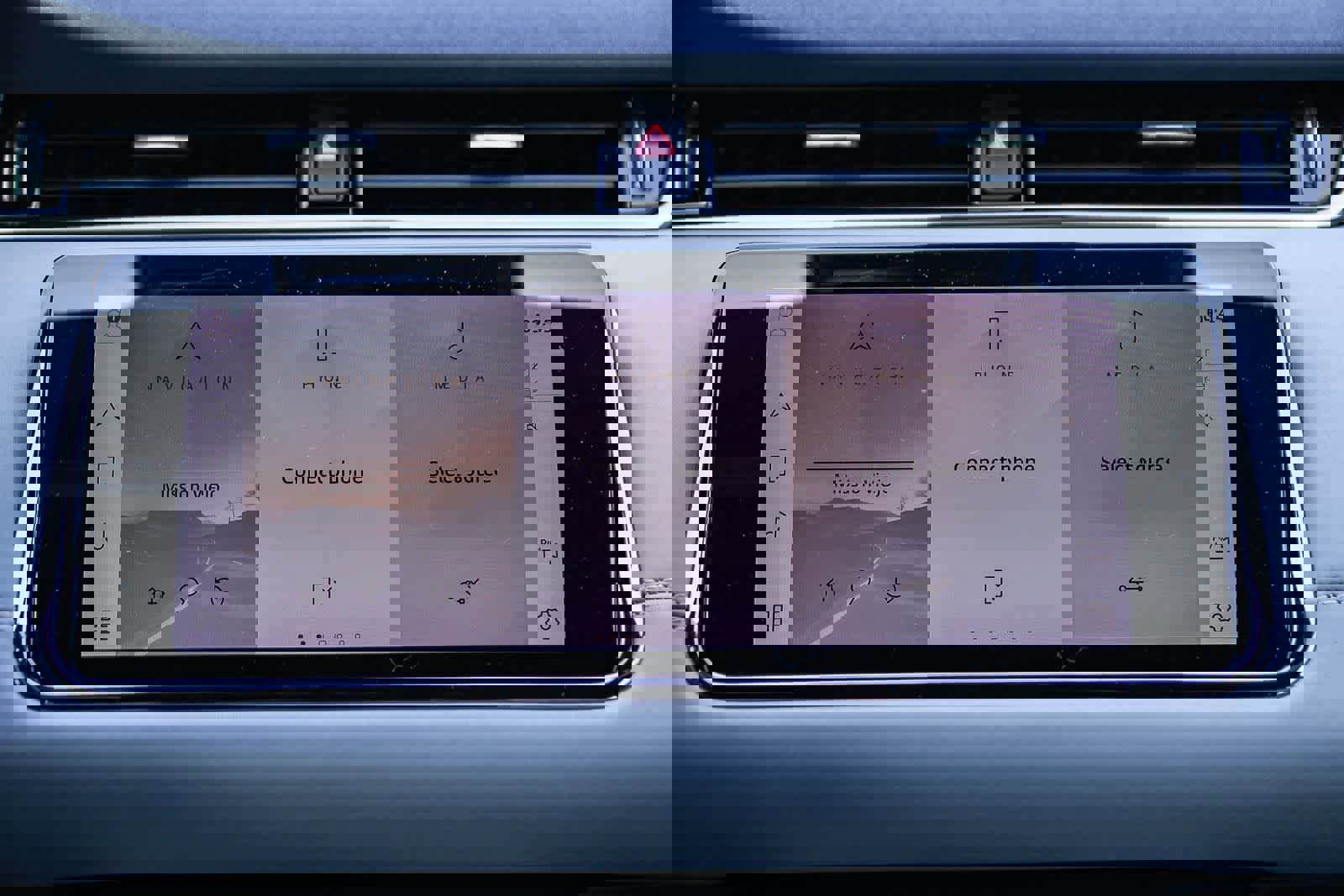 Used 2022 Land Rover Range Rover Evoque R-Dynamic SE image 14